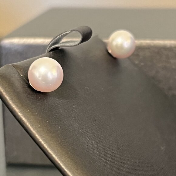8.5-9MM Saltwater Cultured Pearl stud earrings 14KT White Gold EUC demure - Picture 5 of 15